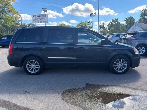 Brilliant Black Crystal Pearlcoat 2015 Chrysler Town & Country Touring