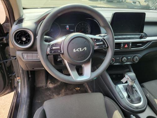 Aurora Black Pearl 2024 Kia Forte LXS