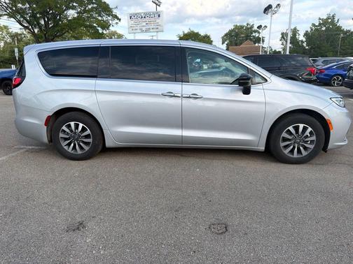 Silver Mist Clearcoat 2024 Chrysler Pacifica Hybrid Select