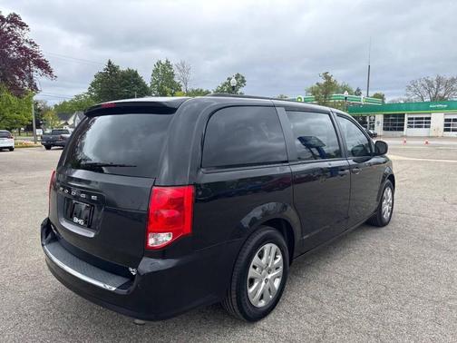Black Onyx Crystal Pearlcoat 2019 Dodge Grand Caravan SE
