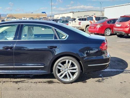 Photo 4 of 30 of 2017 Volkswagen Passat 1.8T R-Line