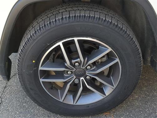 Photo 4 of 40 of 2020 Jeep Grand Cherokee Limited