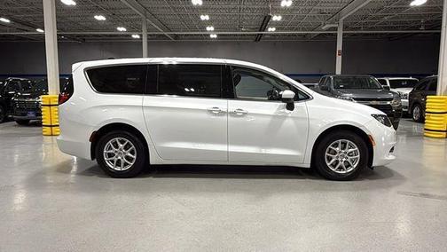 2022 Chrysler Voyager LX