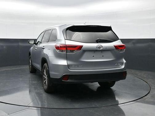 Celestial Silver Metallic 2019 Toyota Highlander XLE