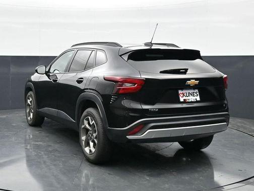 Mosaic Black Metallic 2025 Chevrolet Trax LT