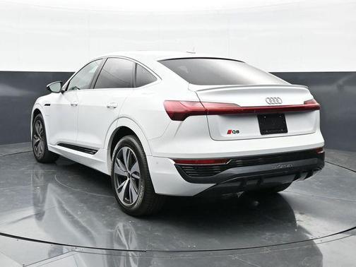 Glacier White Metallic 2024 Audi Q8 e-tron S line Premium