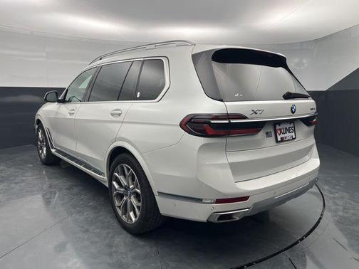 White Metallic 2023 BMW X7 xDrive40i