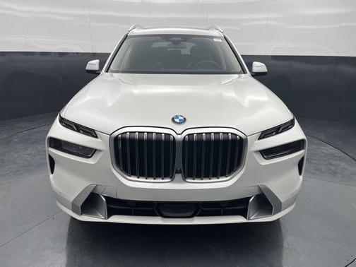 White Metallic 2023 BMW X7 xDrive40i