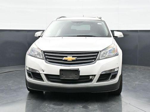Iridescent Pearl Tricoat 2017 Chevrolet Traverse 2LT