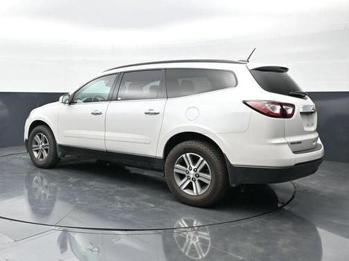 Iridescent Pearl Tricoat 2017 Chevrolet Traverse 2LT