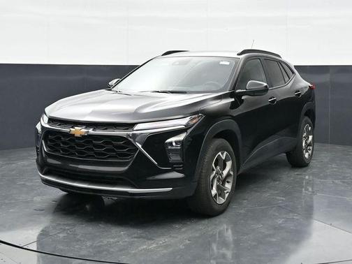 Mosaic Black Metallic 2025 Chevrolet Trax LT