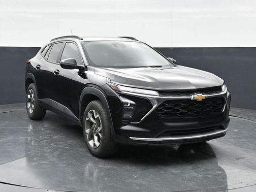 Mosaic Black Metallic 2025 Chevrolet Trax LT