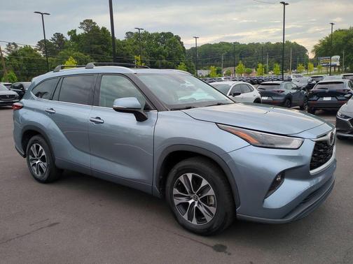 Moon Dust 2022 Toyota Highlander XLE