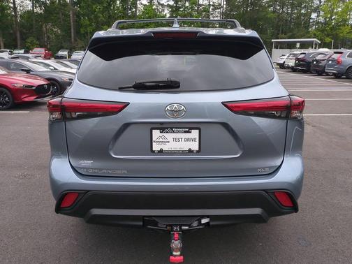 Moon Dust 2022 Toyota Highlander XLE