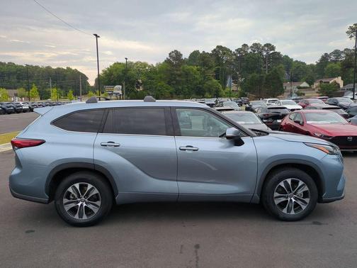 Moon Dust 2022 Toyota Highlander XLE
