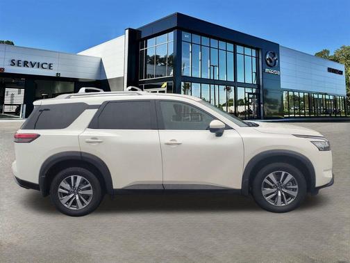 White 2022 Nissan Pathfinder SL