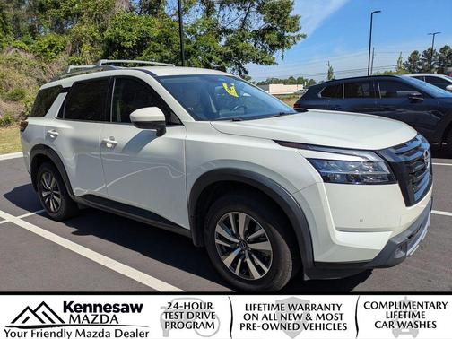 White 2022 Nissan Pathfinder SL