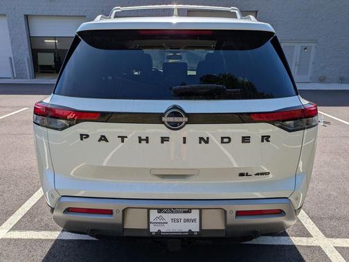 White 2022 Nissan Pathfinder SL