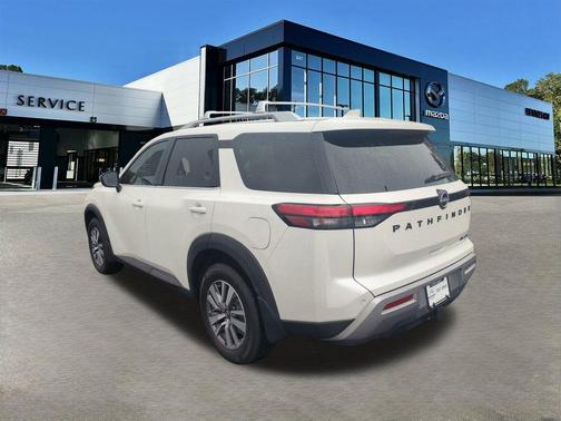 White 2022 Nissan Pathfinder SL