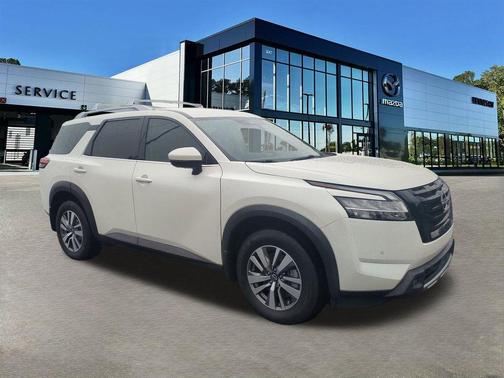 White 2022 Nissan Pathfinder SL
