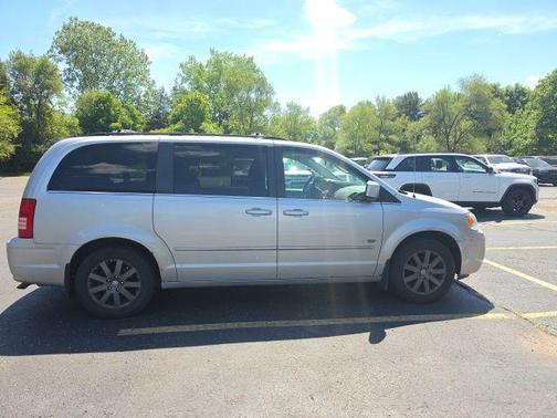 Bright Silver Clearcoat Metallic 2009 Chrysler Town & Country Touring