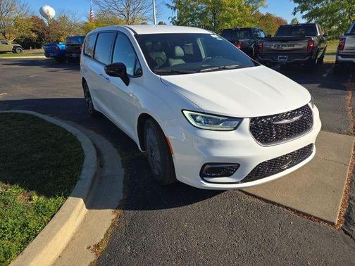 2026 Chrysler Pacifica Select