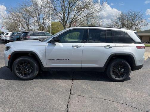 Silver Zynith 2026 Jeep Grand Cherokee Laredo
