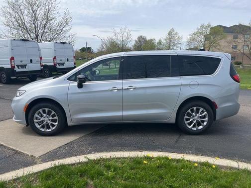 Silver Mist Clearcoat 2026 Chrysler Pacifica Limited
