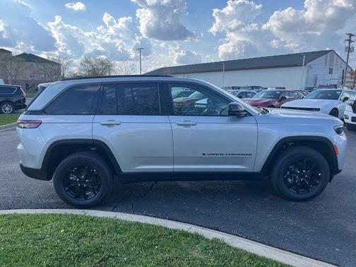 Silver Zynith 2026 Jeep Grand Cherokee Laredo