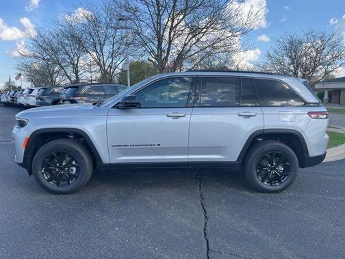 Silver Zynith 2026 Jeep Grand Cherokee Laredo