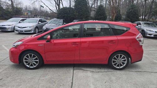 2017 Toyota Prius v Five