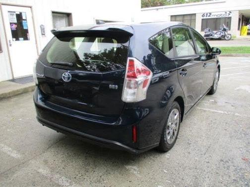 2017 Toyota Prius v Five