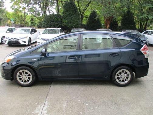 2017 Toyota Prius v Five