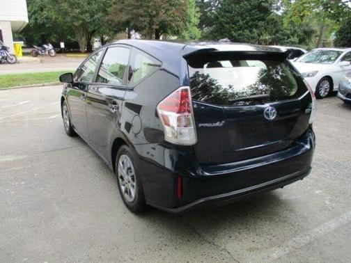 2017 Toyota Prius v Five