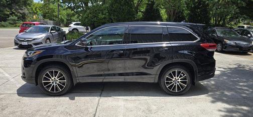 Black 2017 Toyota Highlander SE