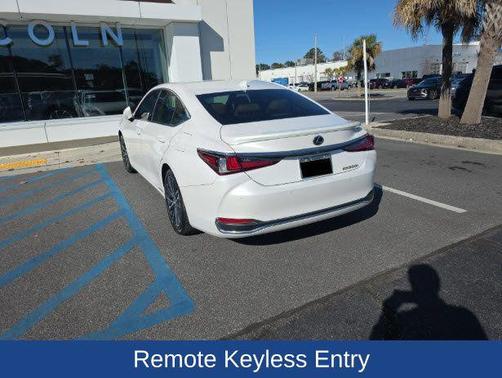 2022 Lexus ES 300h Base