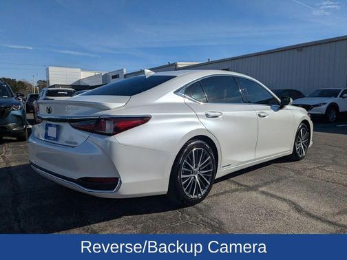2022 Lexus ES 300h Base