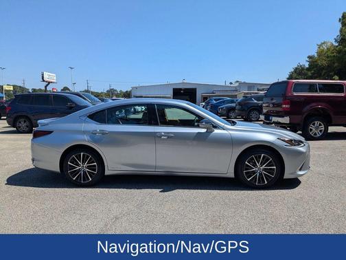 2022 Lexus ES 300h Base