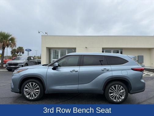 2023 Toyota Highlander Hybrid Platinum