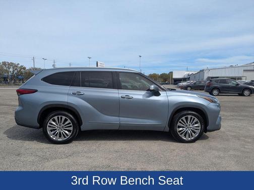 Moon Dust 2023 Toyota Highlander Hybrid Platinum