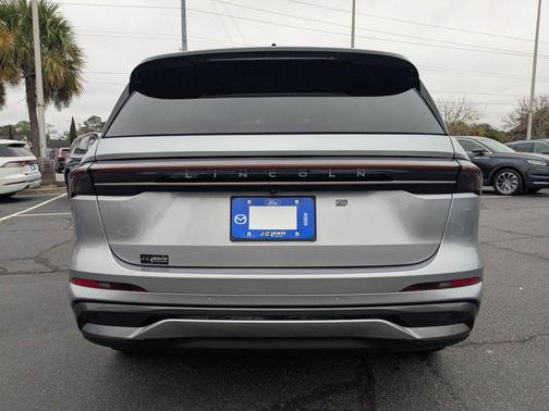 Silver Radiance Metallic 2026 Lincoln Nautilus Reserve