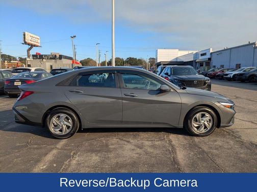 2025 Hyundai ELANTRA SE