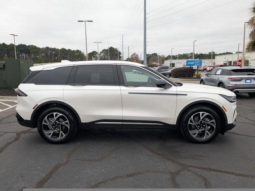 White Platinum Tri-Coat Metallic 2026 Lincoln Nautilus Premiere