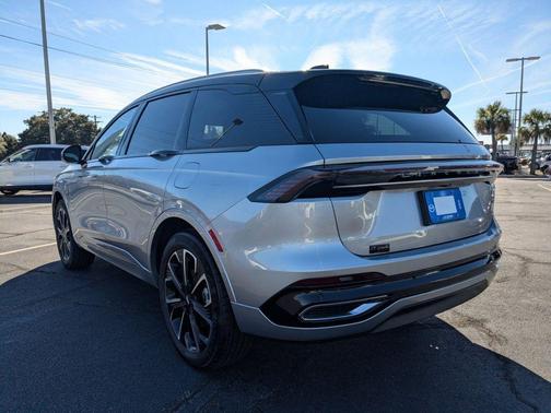 Silver Radiance Metallic 2026 Lincoln Nautilus Reserve