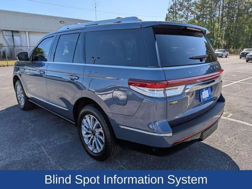 Ocean Drive Blue Metallic Tinted Clearcoat 2022 Lincoln Navigator Standard