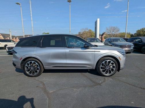 Silver Radiance Metallic 2026 Lincoln Nautilus Reserve