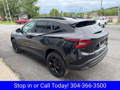 Mosaic Black Metallic 2026 Chevrolet Trax LT