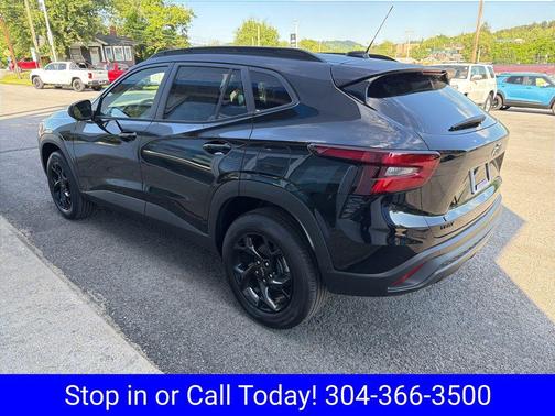 Mosaic Black Metallic 2026 Chevrolet Trax LT