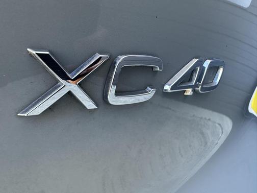 2024 Volvo XC40 B5 Core