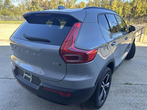 2024 Volvo XC40 B5 Core